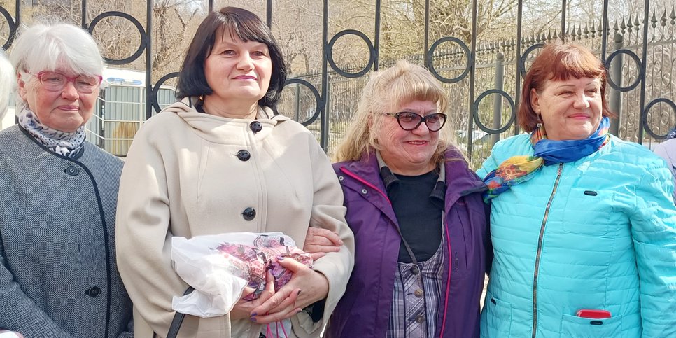 El día del veredicto, amigos y conocidos acudieron al juzgado para apoyar a Irina Mikhailenko (segunda por la izquierda). Abril 2023