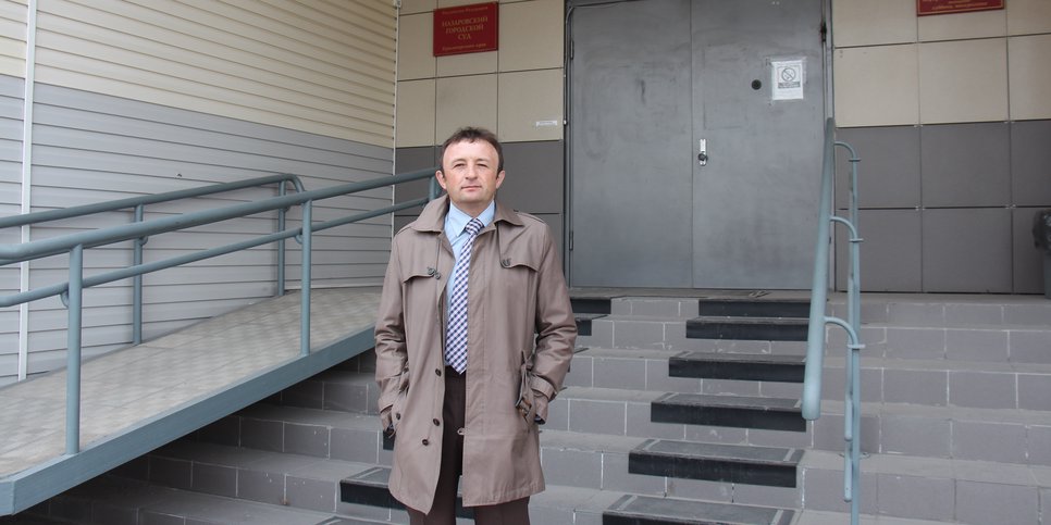 Ivan Shulyuk in front of the Nazarovsky City Court of the Krasnoyarsk Territory, May 2023.