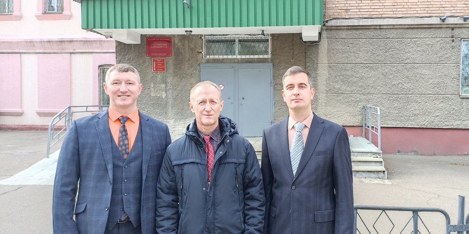 Dmytro Tishchenko, Serhiy Korolchuk and Anton Chermnykh outside the courthouse. November 2022