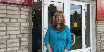 Irina Buglak in front of the Partizansk City Court, Primorye Territory, April 2023