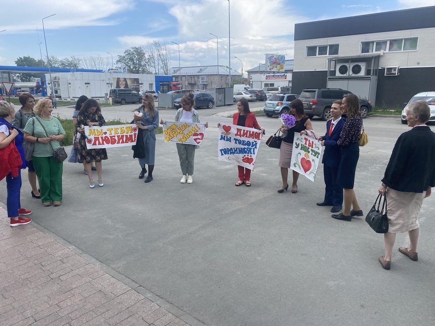 Amigos de los Dolzhikov el día de la sentencia