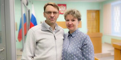 Denis Merkulov with his wife Natalya on March 23, 2023, the day of the verdict