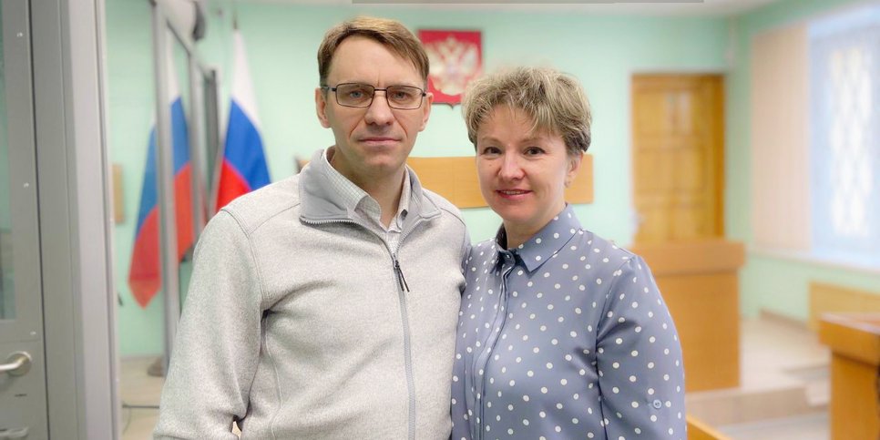Денис Меркулов с супругой Натальей 23 марта 2023 года, в день вынесения приговора