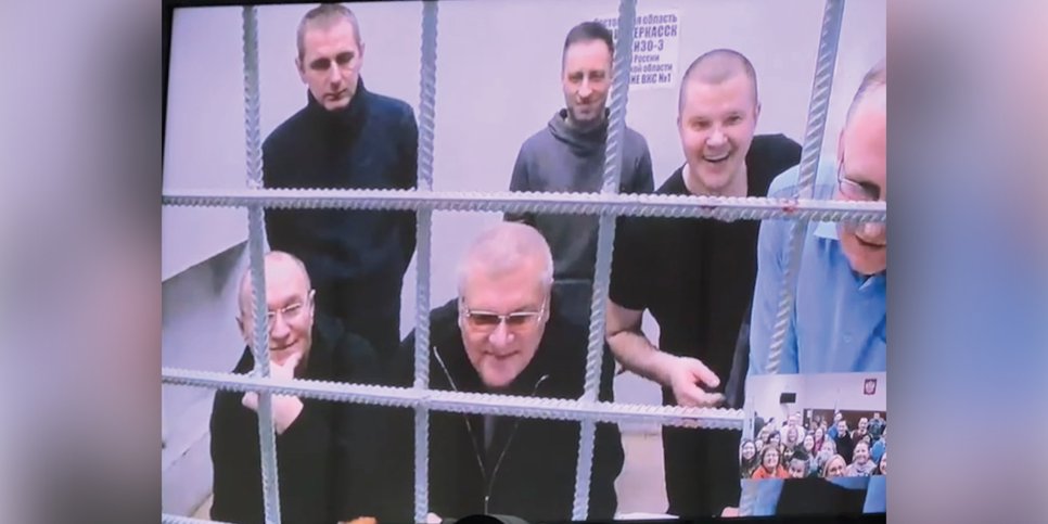 Los residentes de Gukovo condenados por su fe se comunican a través de un enlace de video con un grupo de apoyo. Enero 2023