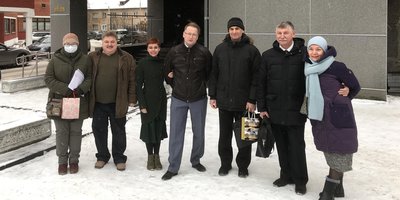 From left to right: Dmitriy Ravnushkin with his daughter Anastasiya, Maxim Amosov with his wife Mariya, Mikhail Gordeev and Nikolay Leshchenko with his wife Svetlana at the courthouse. November 2021