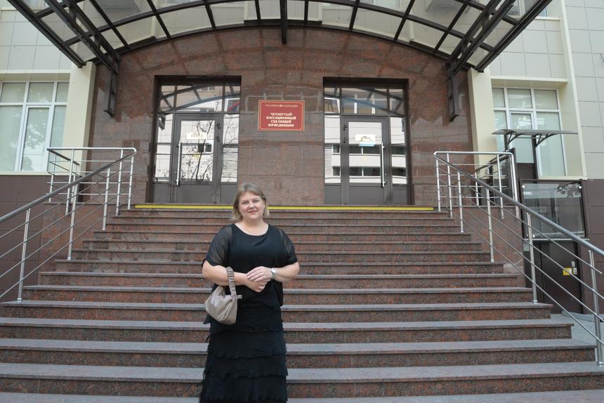 アレクサンドル・ニコラエフの妻エフゲニヤは、夫の事件の裁判所の判決を聞くためにクラスノダールを訪れた。2023年7月発売