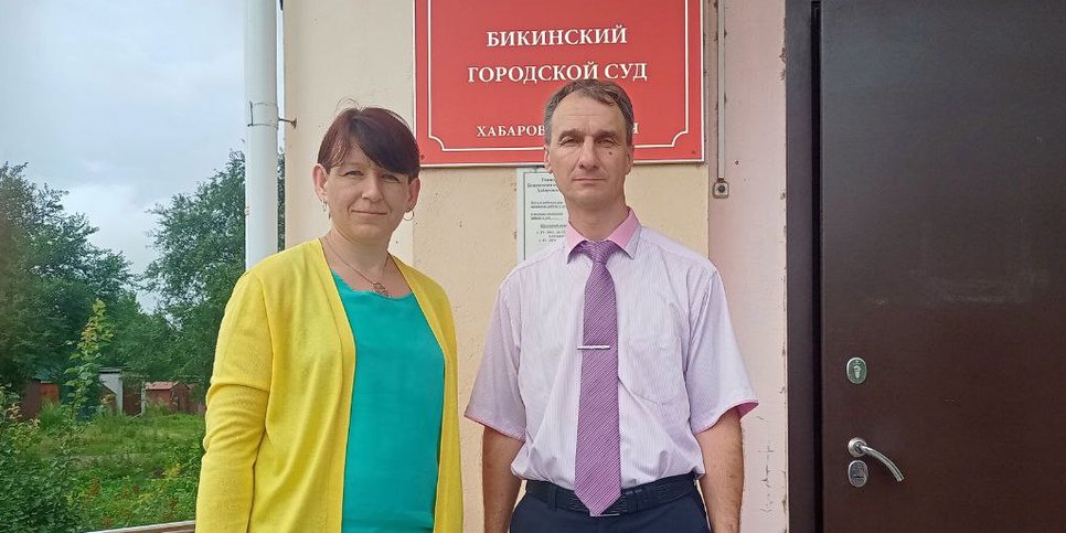 市庁舎の入り口にいるオルガ・ミルゴロツカヤとセルゲイ・カザコフ。2023年8月発売