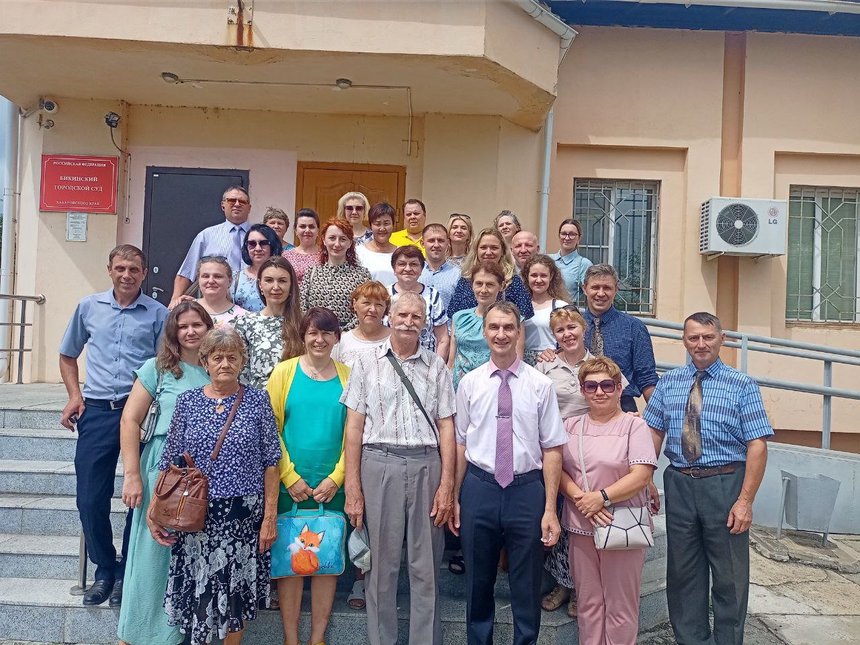 Группа друзей пришла к зданию суда поддержать верующих. Август 2023 г.