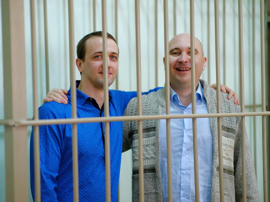 Юрий Усанов и Максим Морозов за решеткой в зале суда. Август 2023 г.