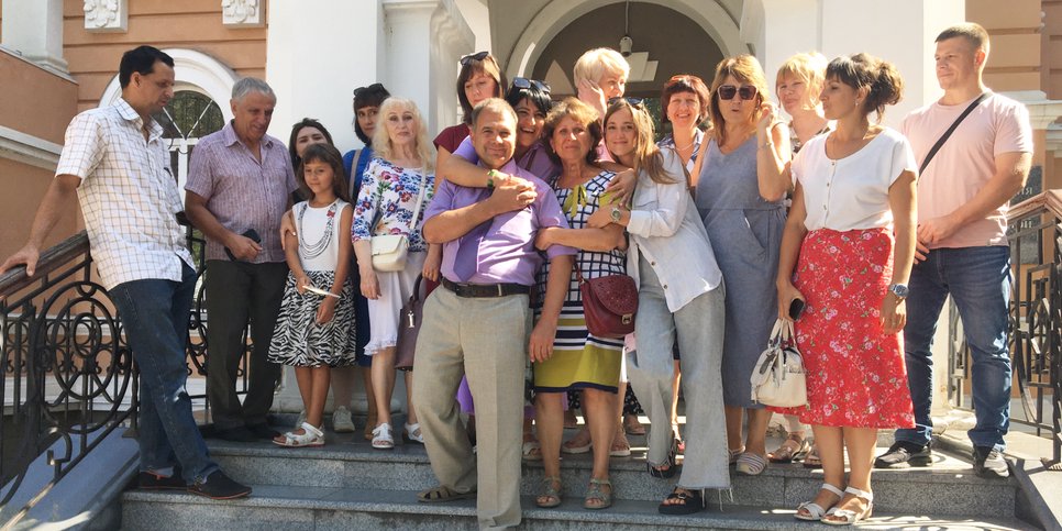 Валерий Тибий со своей супругой, жена Александра Скворцова и их друзья перед апелляционным судом. Ростов-на-Дону, август 2023 года