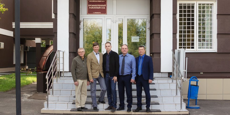 セルゲイ・ログノフ、パヴェル・レコンツェフ、ウラジスラフ・コルバノフ、ウラジミール・コチネフ、ニコライ・ジュギンは、評決当日に裁判所にいた。2023年8月。