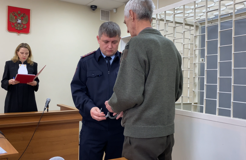 Во время оглашения приговора на Владимира Балабкина надевают наручники. Сентябрь 2023 г.