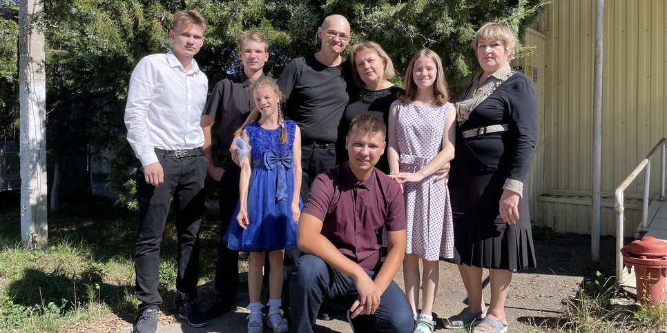 アレクサンドル・ニコラエフと妻のエフゲニヤ、義母、5人の子供がコロニーの出口に集まった。2023年9月発売