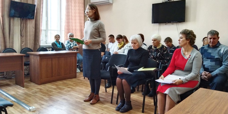 De izquierda a derecha: Margarita Moiseyenko, Galina Yatsik y Yelena Yatsyk en la sala del tribunal