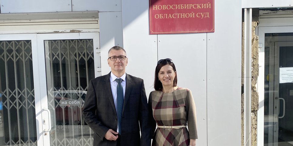 Dmitriy con su esposa Marina tras la decisión del tribunal de apelación, Novosibirsk, septiembre de 2023
