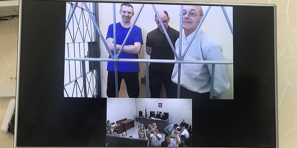 左から右へ:ウラジミール・サカダ、エフゲニー・ジューコフ、ウラジミール・マラディカがビデオ会議で控訴審に出席