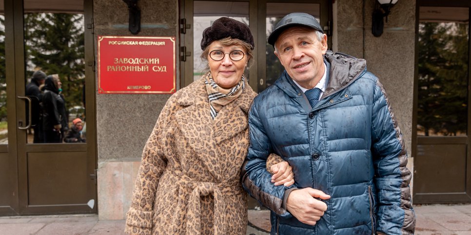 ウラジーミル・バイカロフと妻が裁判所の前で