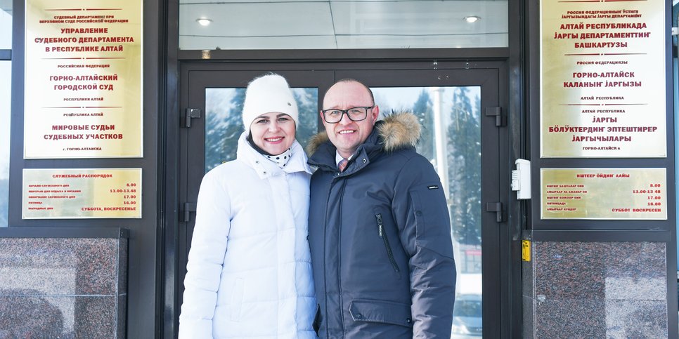 Aleksandr y Yulia Kalistratova cerca del palacio de justicia. Febrero, 2023