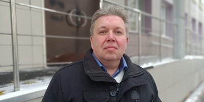 Yevgeniy Bushev in front of the Kalininsky District Court of the Chelyabinsk Region, October 2023