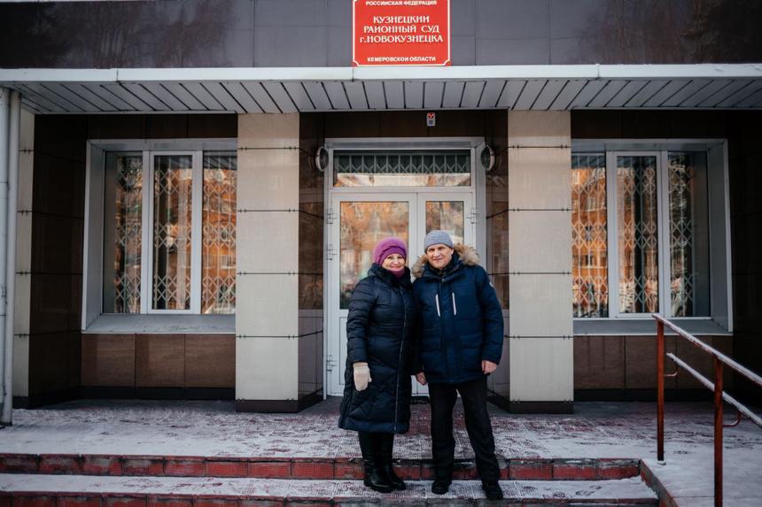 Tatyana y Sergey Sushilnikov cerca del juzgado. Noviembre, 2023.