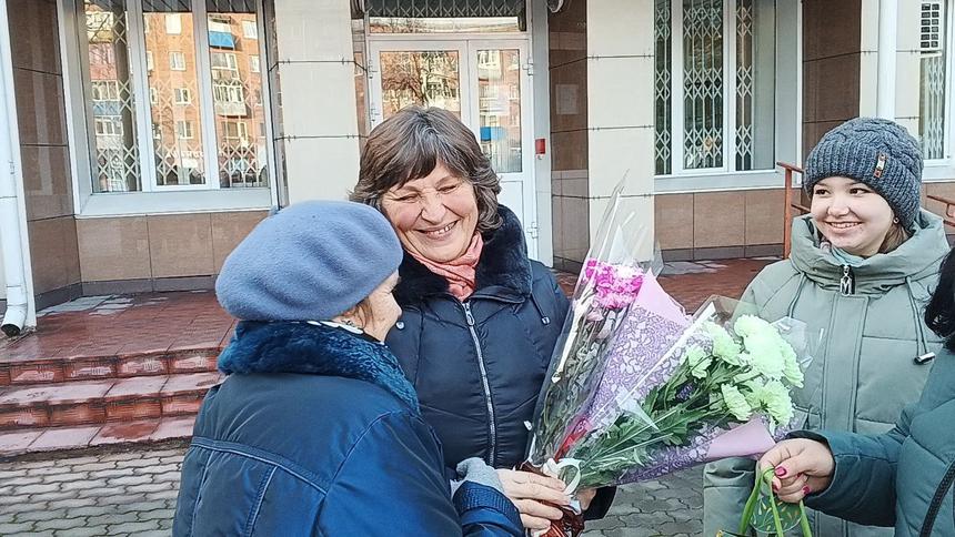 У здания суда Татьяну ждала группа друзей, пришедших ее поддержать. Ноябрь 2023 г.