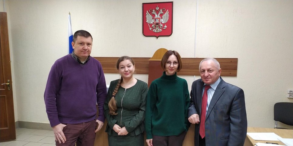 Yevgeniy Godunov, Anzhela Putivskaya, Yuliya Popkova y Gurami Labadze en la sala del tribunal. Noviembre, 2023