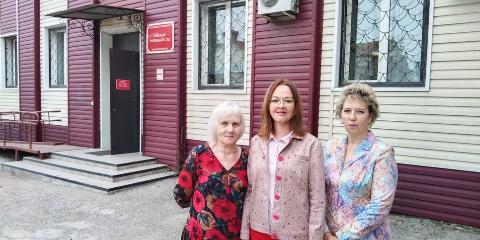 Galina Yatsik, Margarita Moiseyenko y Yelena Yatsyk cerca del Tribunal de Distrito de Zeyskiy. Septiembre, 2023.