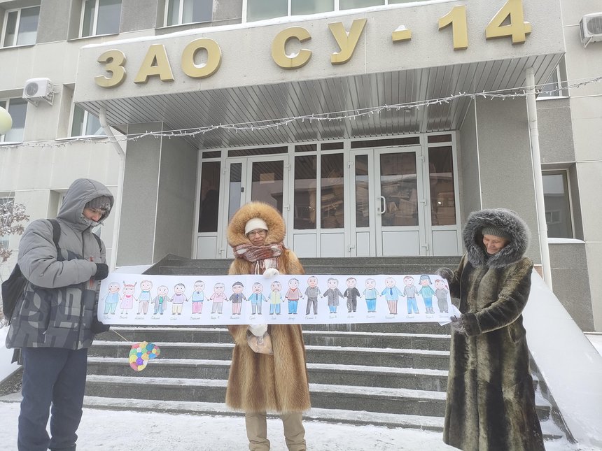 Amigos que vieram apoiar os crentes na geada de 30 graus
