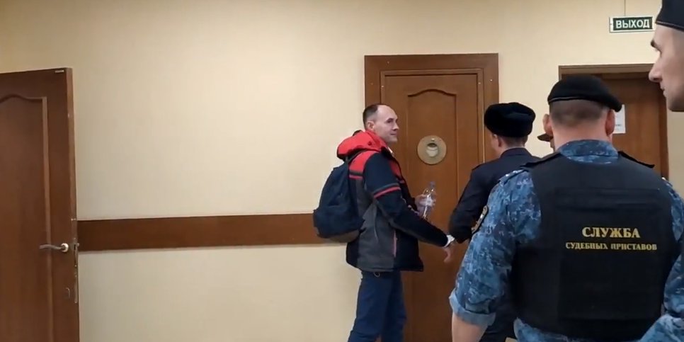 Приставы уводят закованного в наручники Алексея Герасимова. Декабрь 2023 г.