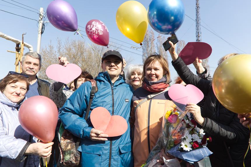 Жена и друзья фотографируются с Рустамом Сеидкулиевым после его освобождения из колонии в Саратове