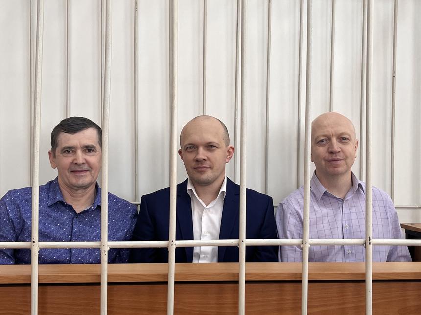 左から右へ:法廷で刑務所に収監されるセルゲイ・コシヤネンコ、リナト・キラモフ、セルゲイ・コロリョフ