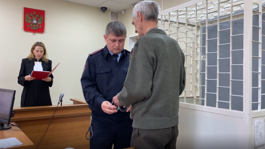 Во время оглашения приговора пристав надевает наручники на тяжело больного Виктора Балабкина