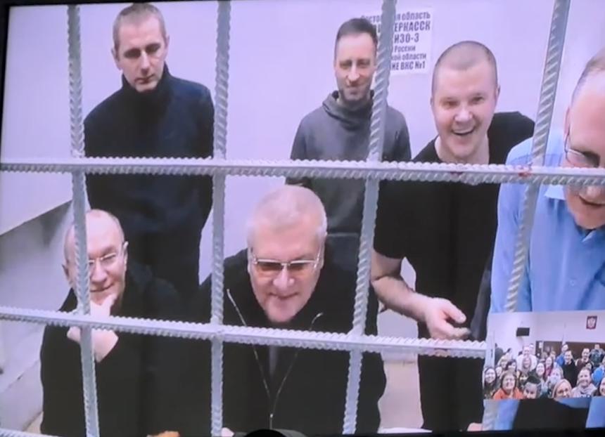 有罪判決を受けたグコヴォの住民は、公判前拘置所から破毀院の審理に来た支援グループとビデオで連絡を取り合っている