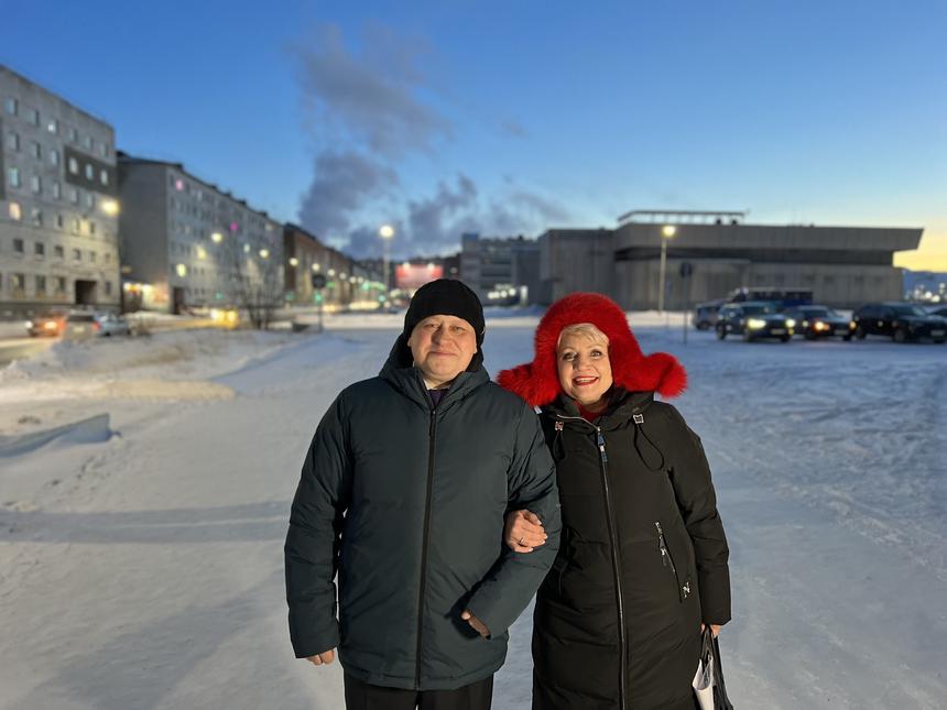 アレクサンドル・ポロゾフと妻のスヴェトラーナ。ノリリスク、2023年12月