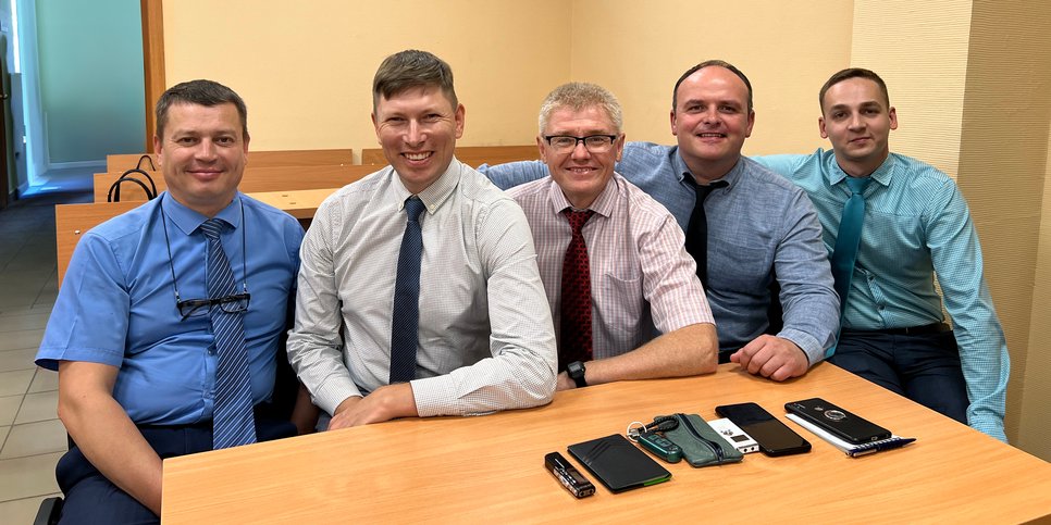 Слева направо: Николай Жугин, Павел Леконцев, Сергей Логунов, Владимир Кочнев и Владислав Колбанов в зале суда. Июль 2023 г.
