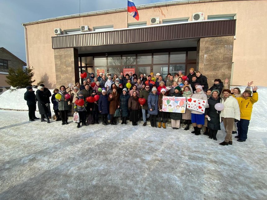 Друзья пришли к зданию суда поддержать верующих, 29 февраля 2024 года.
