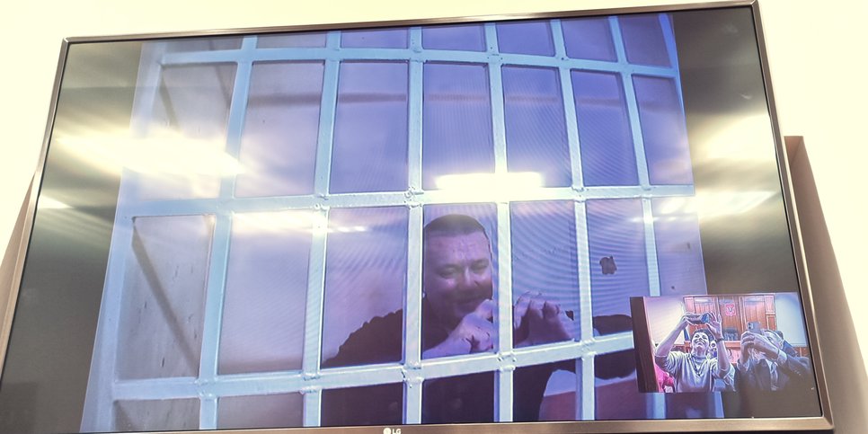Yevgeniy Bushev, mientras está bajo custodia, participa en la audiencia por videoconferencia. 25 de abril de 2024