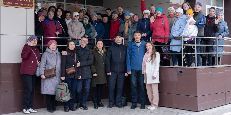 Sergey Ashikhmin, Aleksandr Kutin and Maksim Derendyaev, their families and friends outside the courthouse, May 2024