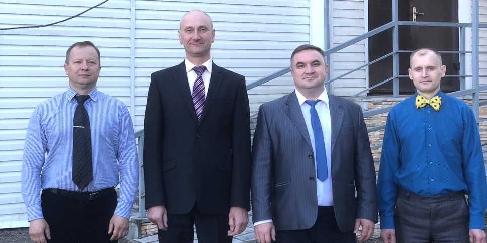 세르게이 유페로프(Sergey Yuferov), 블라디미르 부킨(Vladimir Bukin), 발레리 슬라시체프(Valeriy Slashchev), 미하일 부르코프(Mikhail Burkov)가 아무르 지역 틴딘스키 지방 법원 근처에 있다. 2023년 6월