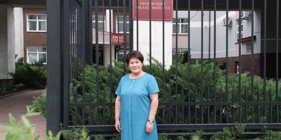 Tatyana Piskareva près du tribunal régional, où son appel a été examiné le 16 mai 2024