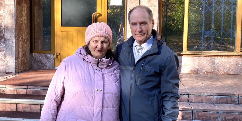 Aleksandr e Svetlana Seredkin davanti al tribunale, Novosibirsk, 2022