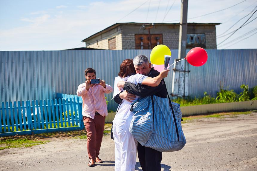 Наталья Королёва встречает Александра на выходе из колонии, 14 июня 2024 года