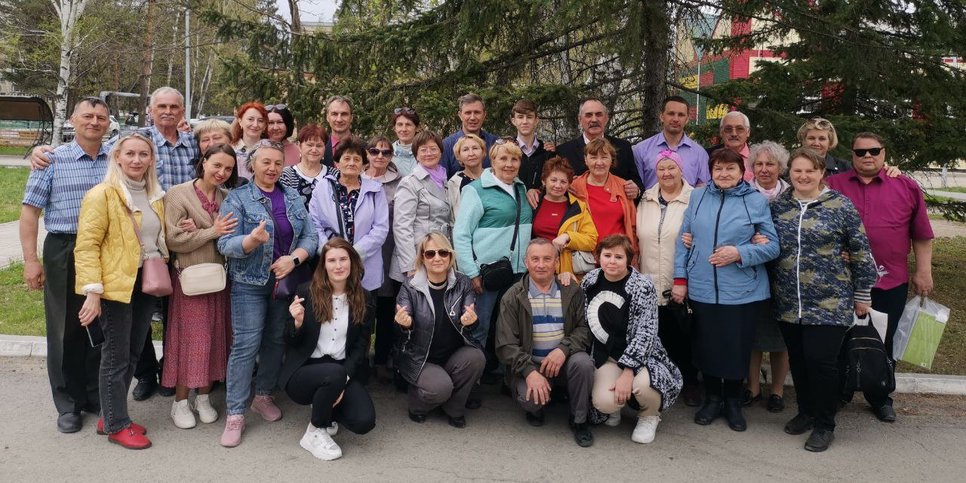 Los creyentes con sus familiares y amigos, 6 de mayo de 2024