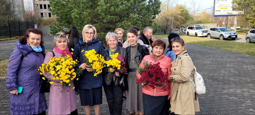 Tatyana Zhuk, Maya Karpushkina y Svetlana Sedova rodeadas de amigas el día de la campaña