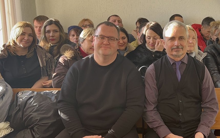 Алексей Пасынков (слева на переднем плане) в зале суда в день приговора