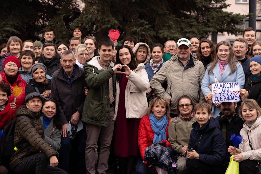 Los Khamatshins con amigos el día de una de las audiencias