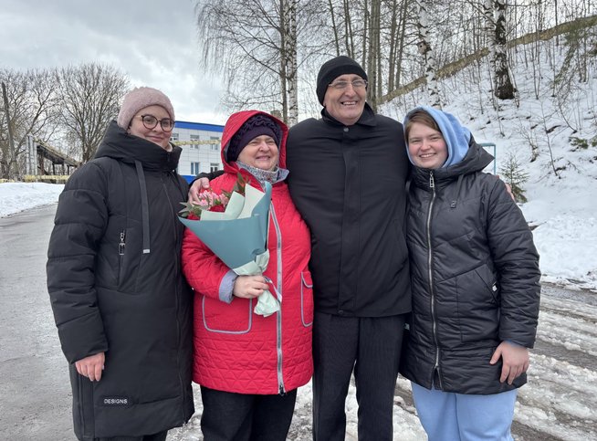 Владимир Мельник с женой и двумя дочерями, 9 апреля 2025 года