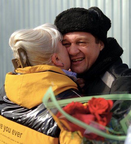 Артур Путинцев в объятьях супруги, Людмилы, 9 апреля 2025 года