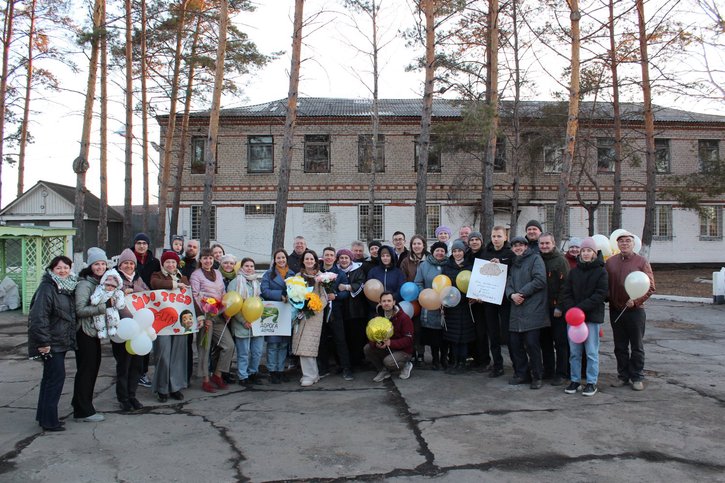 Golik-puolisot ystävien ja perheen ympäröimänä