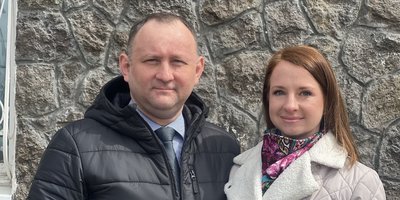 Алексей Овчар с супругой в день апелляции около здания Камчатского краевого суда